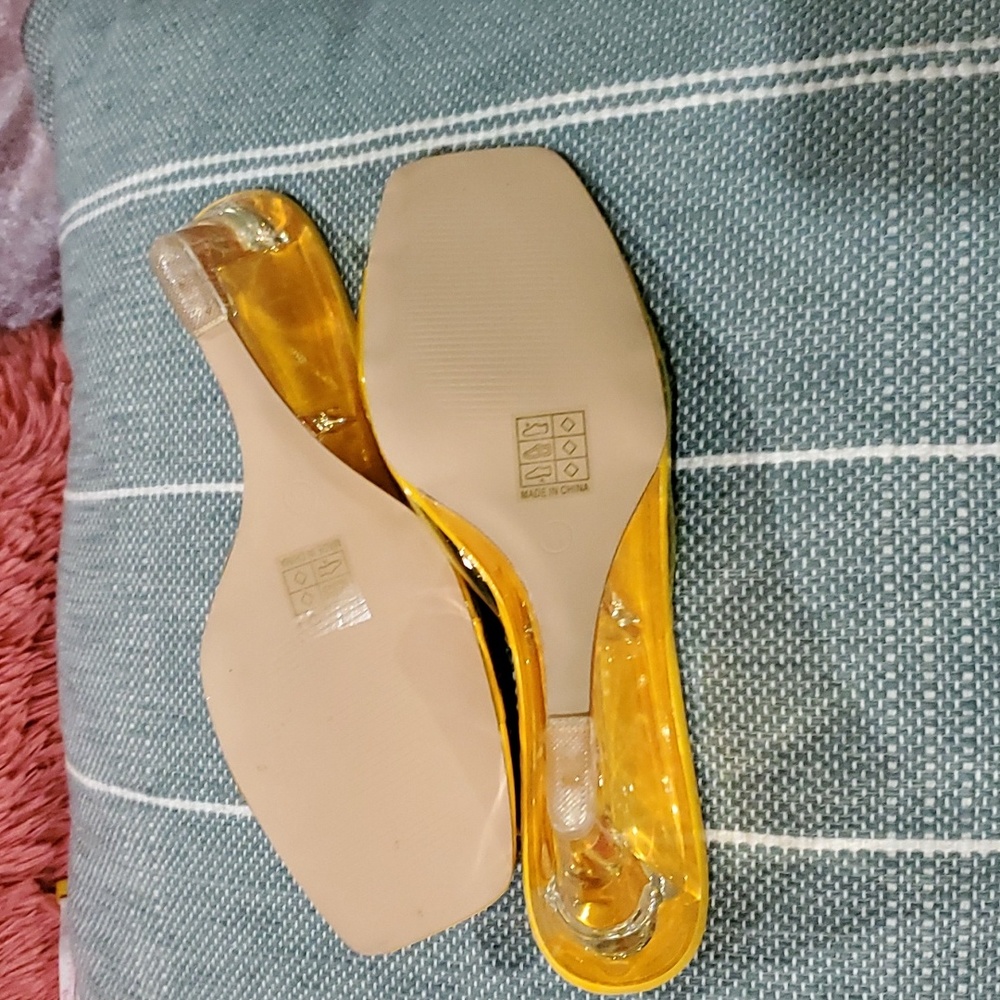 Shoe - Picture 2 of 4